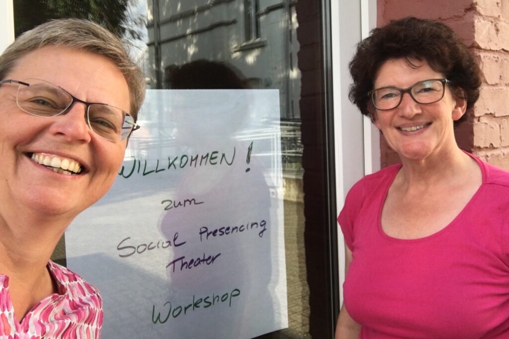 Das Bild zeigt die Referentinnen Antje Schwarze und Sylvia Kaldenbach vor einem Seminarraum.