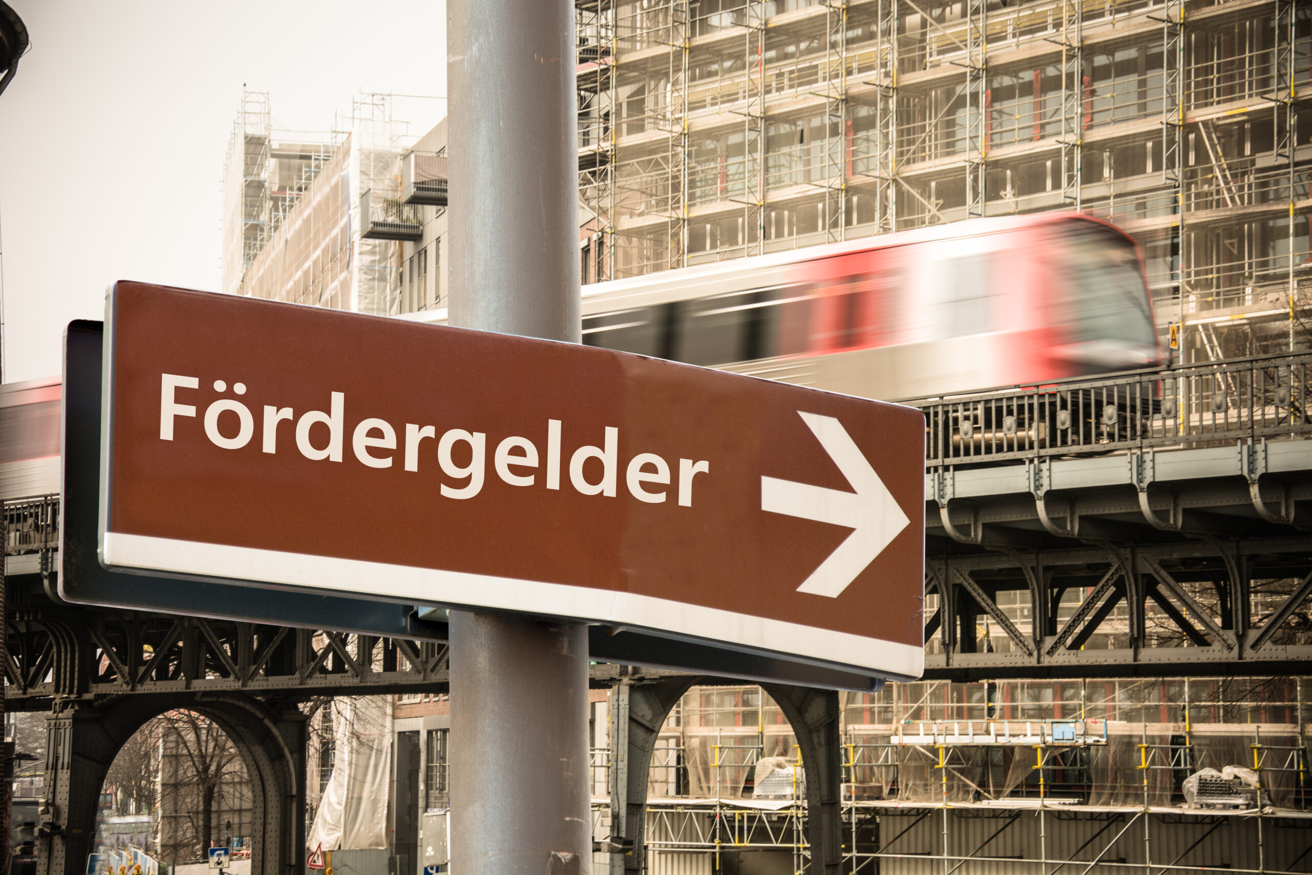 Das Bild zeigt ein Schild mit dem Wort Fördergelder und einem Pfeil. Foto: © Thomas Reimer/AdobeStock
